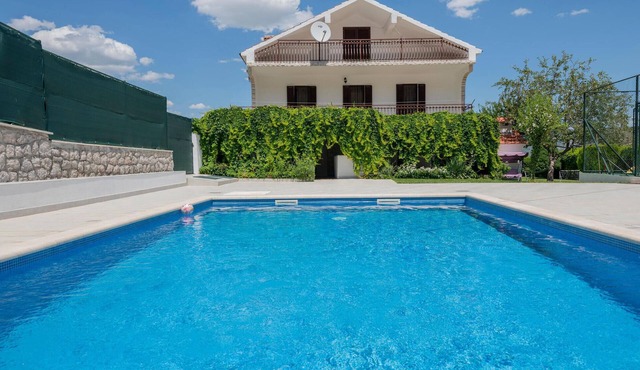 Amazing home in Runovic in Runovic