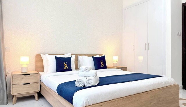 Amazing Location 2 Br + Maids l 6 sleeps Family in Dubai
