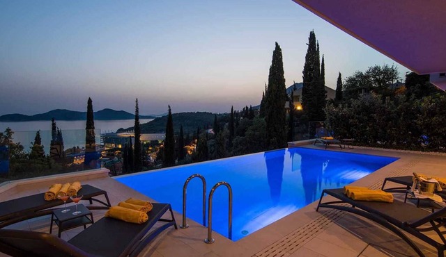 Amazing poolside villa with stunning view