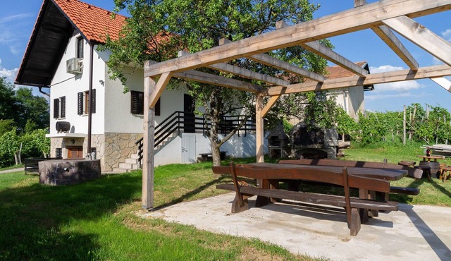 Andy's Holiday Home with HotTub & Sauna in Podbocje