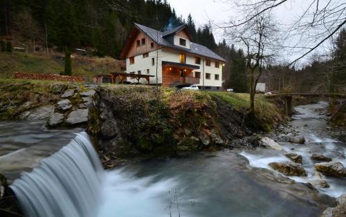 Apartmaji nad potokom in Železniki