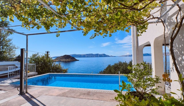 Apartman Arnia pool&beachfront by Villas Guide