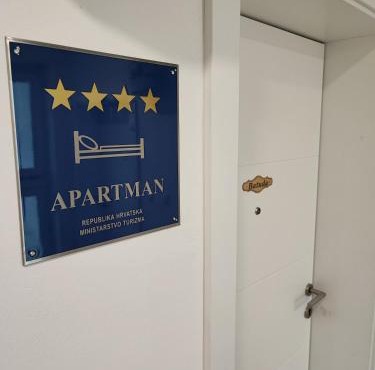 Apartman Batuda,moderno opremljen apartman u centru Đurđevca, u cijeni WELLNESS, sauna, bazen u obližnjem hotelu, mini zoo, 5G internet, R1 račun, SELF CHECKIN in Ðurđevac