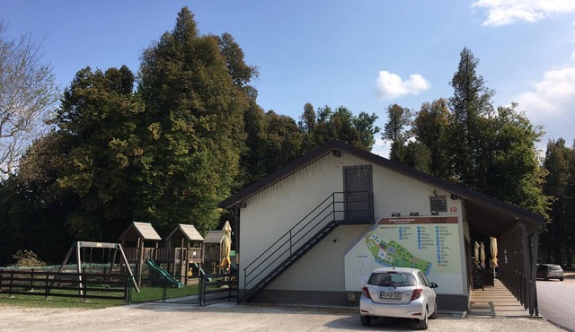 Apartment-Camp-Bar Grajski park Vitez - vacation in embrace of 100 year trees in Logatec