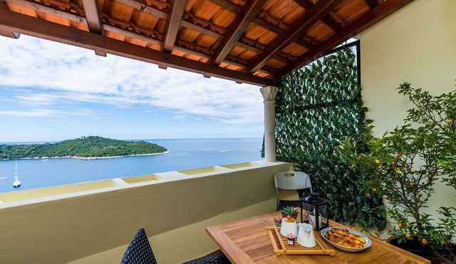 Apartment Reale - One Bedroom Apartment with Balcony and Sea View