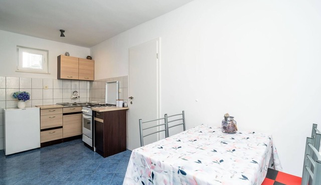 Apartment & Rooms Alan - Double Room with Shared Bathroom 2