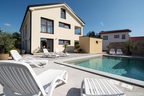 Apartments Kras 24 with Pool in Sežana