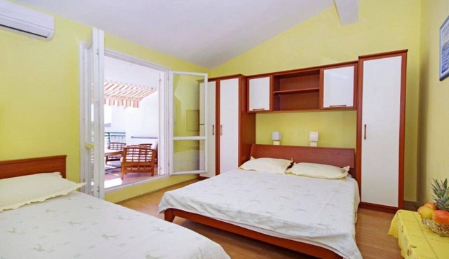 Apartments Ribarević - Three Bedroom Apartment With Terrace and Sea View in Makarska