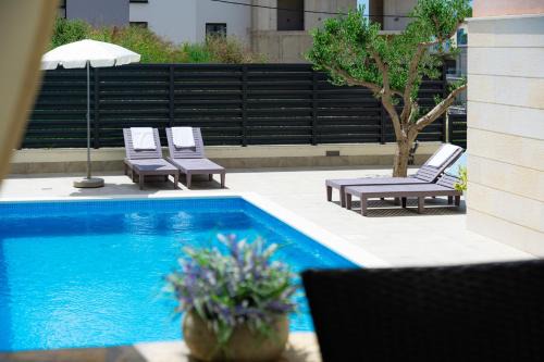 Apartments Villa Pjer - Pool & Private Parking near Beach Žnjan in Split