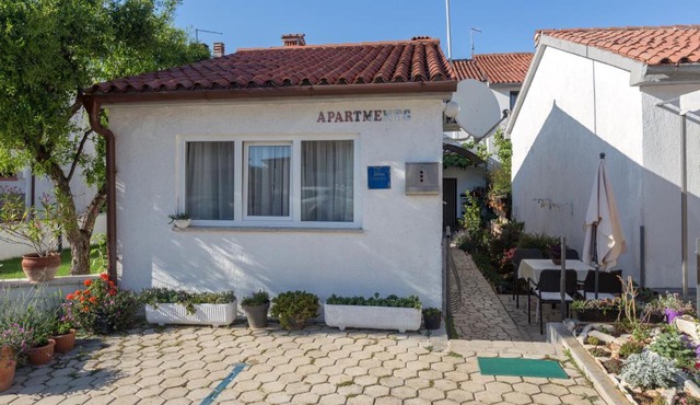 Apartments with parking space Porec - 7154