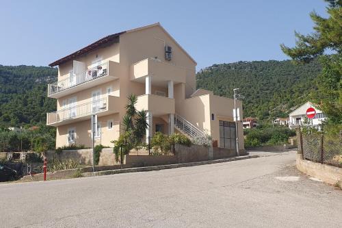 Apartments with WiFi Komiza, Vis - 25962