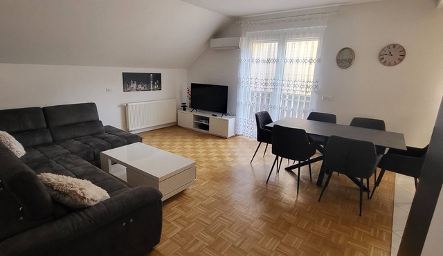 Apartments Želimlje - Three Bedroom Apartment 3 (zgoraj) in Skofljica