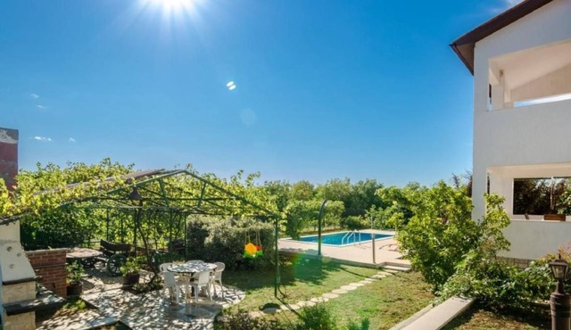 attraktive Wohnung mit privatem Pool by Interhome
