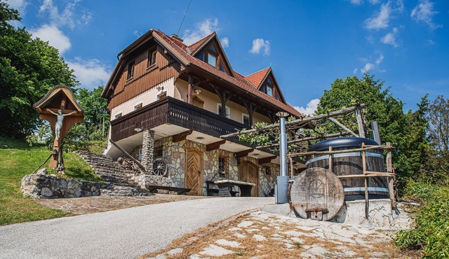 Authentic Countryside Villa with Hot tub in Koprivnica