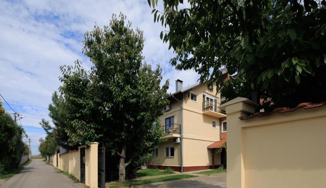 AVIATOR Apartments & Rooms Nikola Tesla Airport Belgrade in Surčin