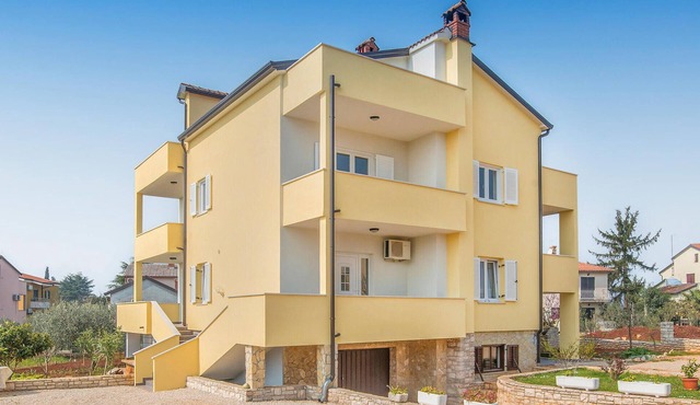 Awesome apartment in Lovrecica with WiFi