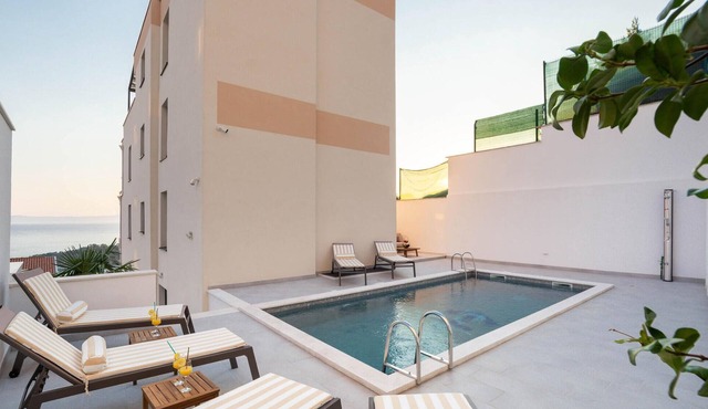 Awesome apartment in Makarska with heated swimming pool