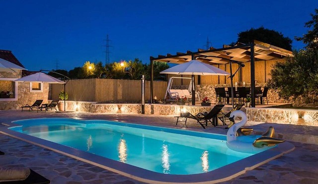 Awesome home in Danilo