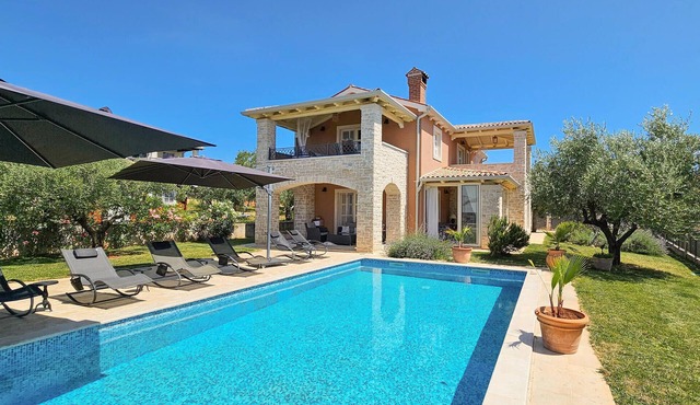 Awesome home in Kastelir with private swimming pool, can be inside or outside