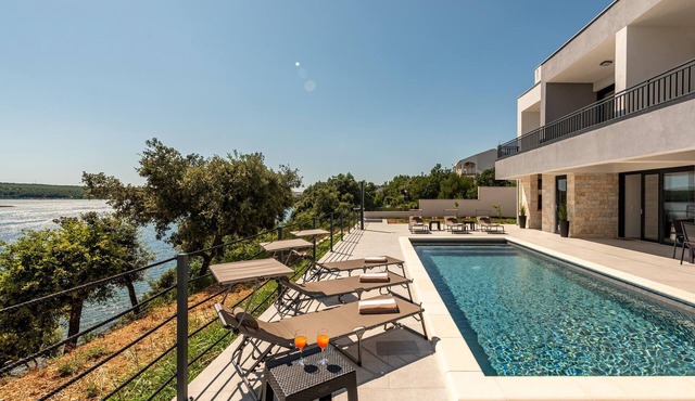 Awesome home in Posedarje