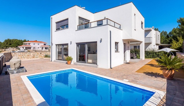Awesome home in Srima