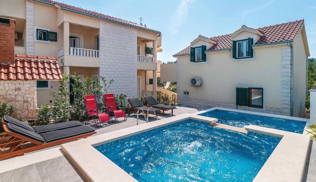 Awesome home in Sutivan