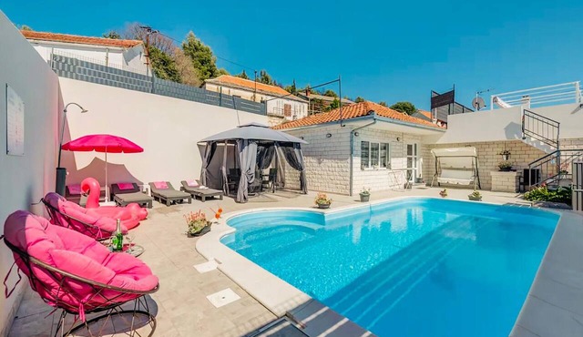 Awesome home in Vinovac with private swimming pool, can be inside or outside