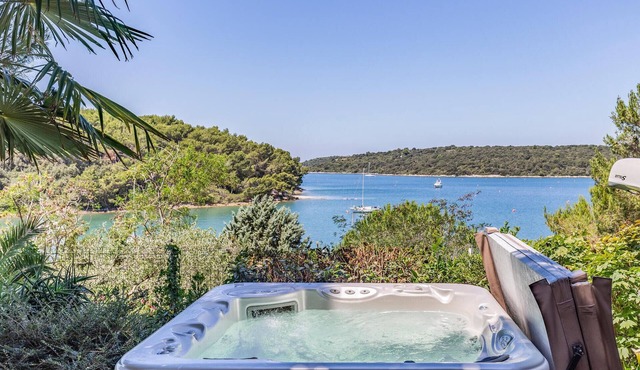 Beach front apartment in Pula with house sea view