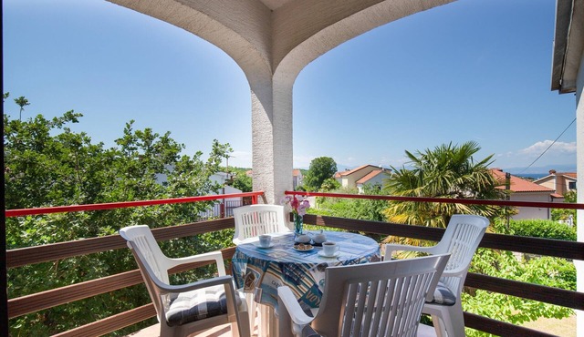 Beach Garden Apartment 3 with Private Parking, Malinska, Croatia