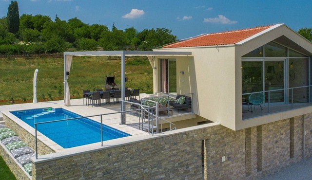 Beautiful and modern villa with pool for 9 people near Motovun in Motovun