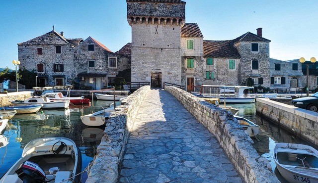 Beautiful apartment in Kastel Gomilica with WiFi in Kastel Gomilica