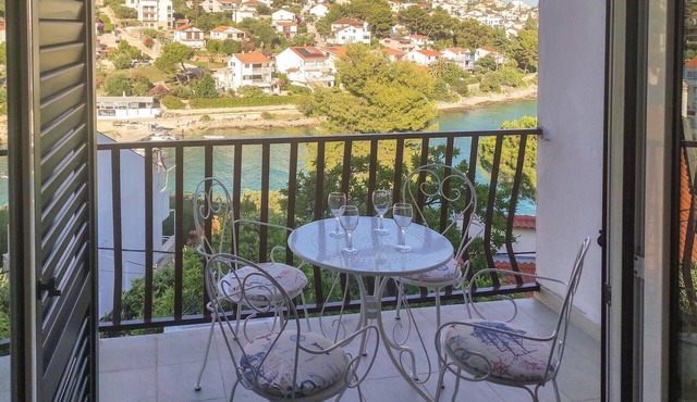 Beautiful apartment in Okrug Gornji with WiFi