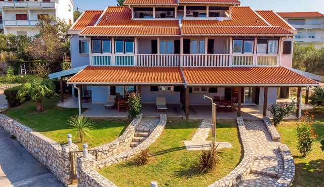 Beautiful apartment for 4 guests with A/C, WIFI, pool, TV and patio
