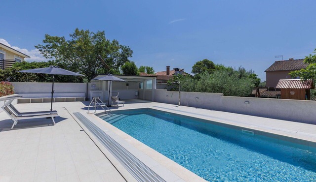Beautiful apartment for 4 people with WIFI, A/C, pool, TV and terrace