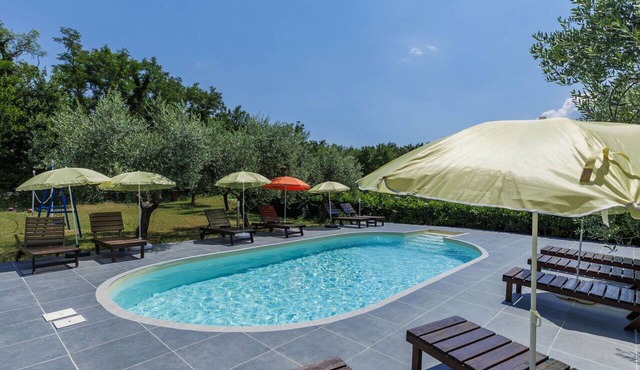 Beautiful apartment for 5 guests with A/C, pool, WIFI, TV and terrace