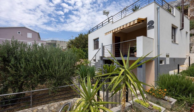 Beautiful home in Marusici (Omis) with WiFi