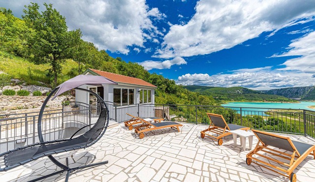 Beautiful home in Ricice with sauna