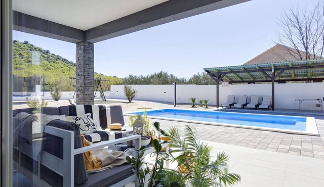 Beautiful private villa for 8 guests with private pool, WIFI, A/C, TV, patio and pets allowed