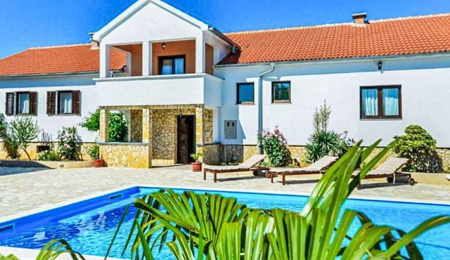 Beautiful private villa for 12 guests with A/C, WIFI, private pool, TV, terrace and panoramic view
