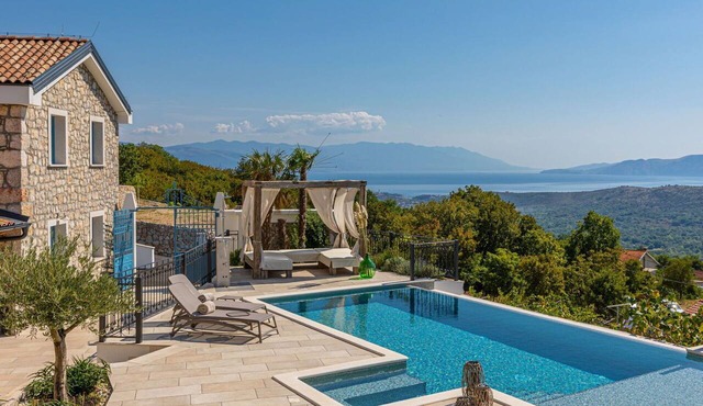 Beautiful private villa for 10 guests with A/C, WIFI, private pool, TV and terrace
