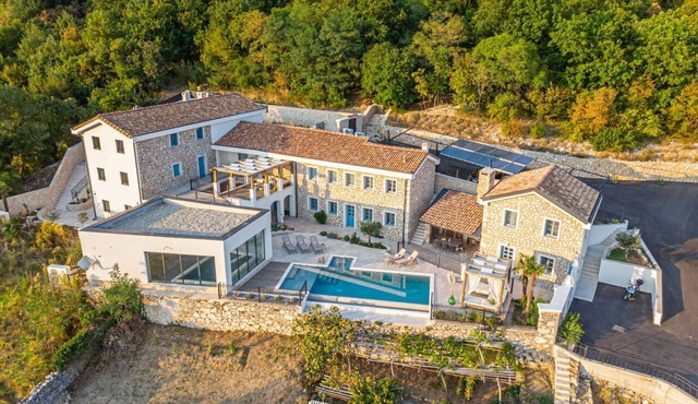 Beautiful private villa for 20 people with A/C, private pool, hot tub, WIFI, TV and terrace