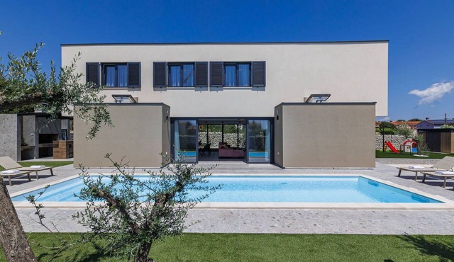 Beautiful private villa for 8 people with WIFI, A/C, private pool, TV and terrace