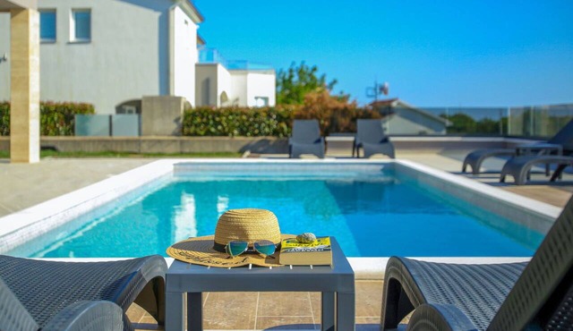 Beautiful private villa for 7 guests with WIFI, A/C, private pool, hot tub, TV and terrace