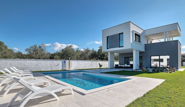Beautiful private villa for 8 people with private pool, A/C, WIFI, TV, terrace and pets allowed in Pula