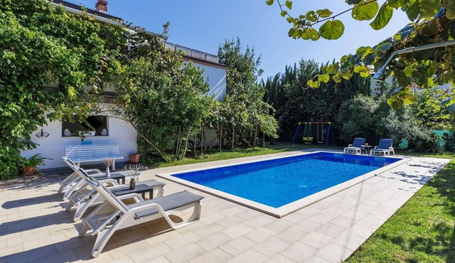 Beautiful private villa for 8 people with A/C, private pool, WIFI, TV and terrace