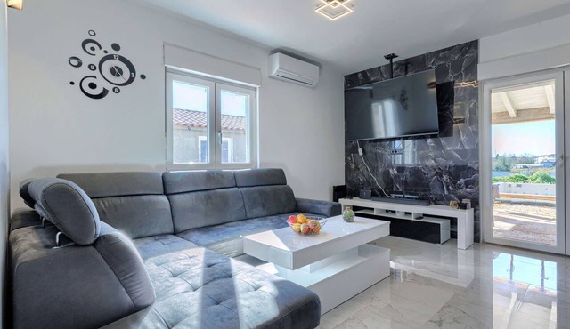 Beautiful private villa with private pool, WIFI, A/C, TV, terrace, pets allowed and panoramic view in Šikići