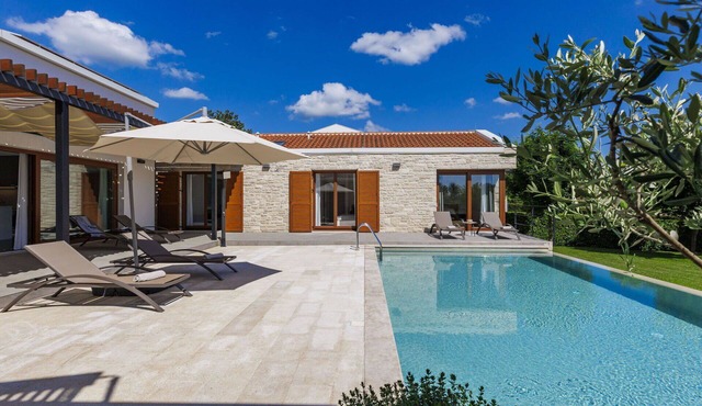 Beautiful private villa for 7 people with A/C, WIFI, private pool, TV, terrace and pets allowed