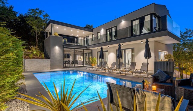 Beautiful private villa with hot tub, private pool, A/C, WIFI, TV, terrace and pets allowed