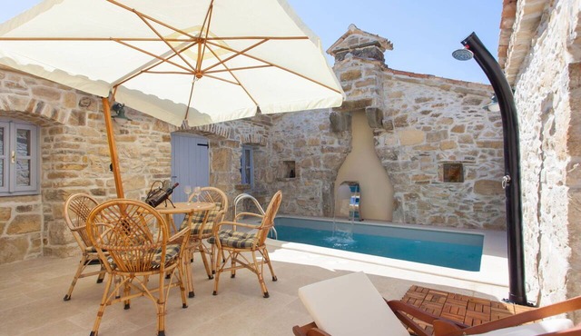 Beautiful private villa for 4 guests with private pool, WIFI, A/C, TV, terrace and panoramic view