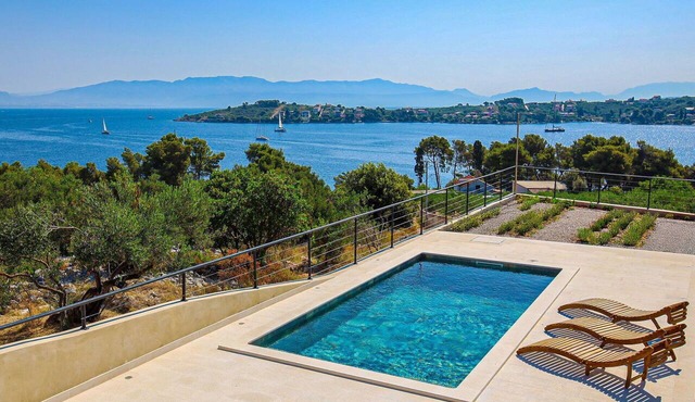 Beautiful private villa for 6 people with A/C, private pool, WIFI, TV and terrace in Solin